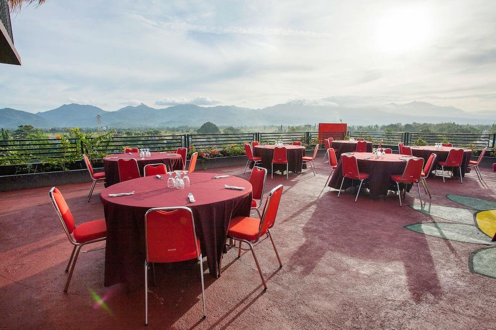 Pratama Hotel & Convention Матарам Экстерьер фото