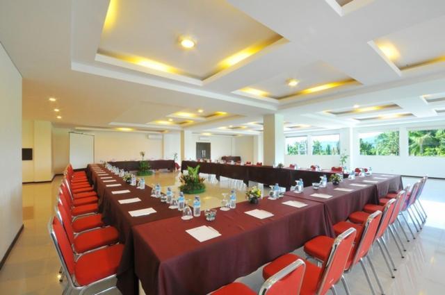 Pratama Hotel & Convention Матарам Экстерьер фото