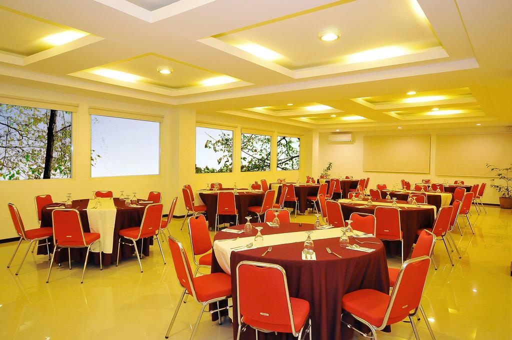 Pratama Hotel & Convention Матарам Экстерьер фото