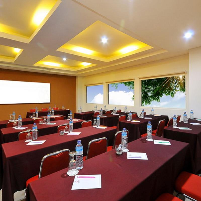 Pratama Hotel & Convention Матарам Экстерьер фото